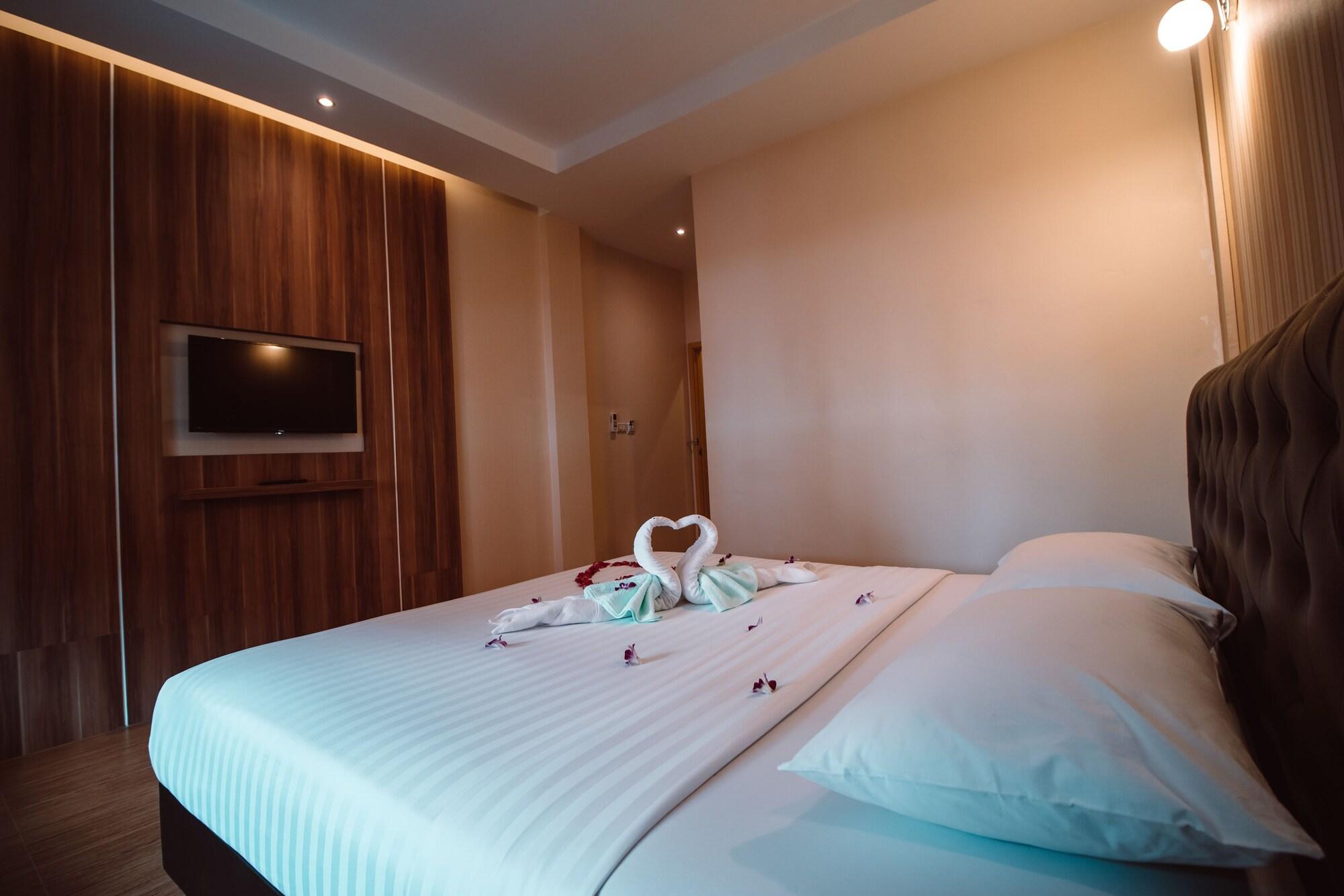 Triple Trees Hotel Патум Тани Екстериор снимка