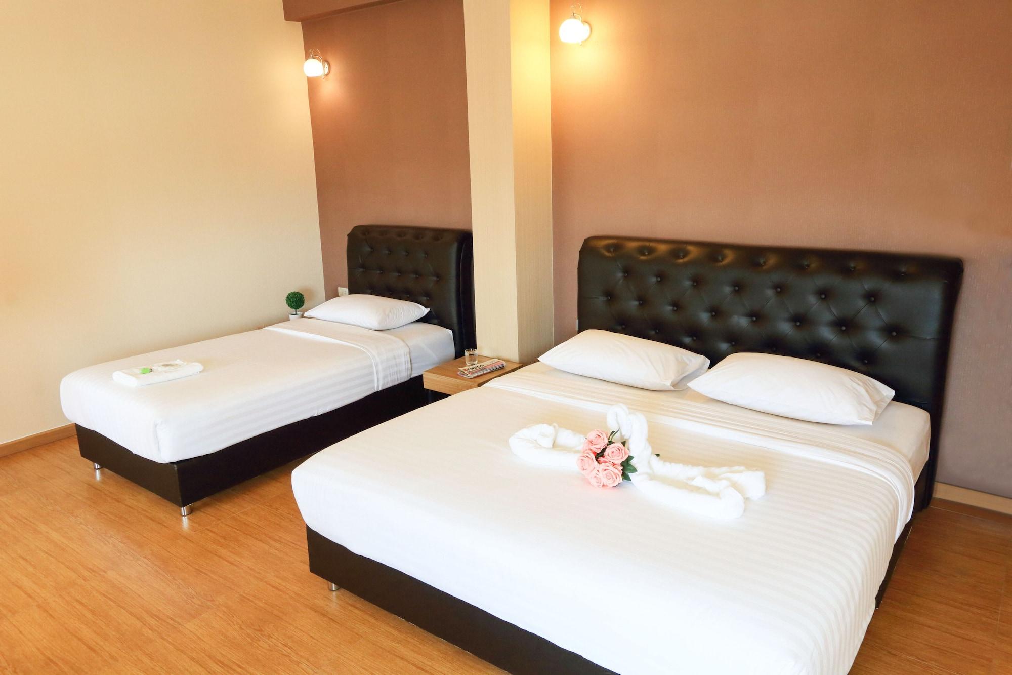 Triple Trees Hotel Патум Тани Екстериор снимка