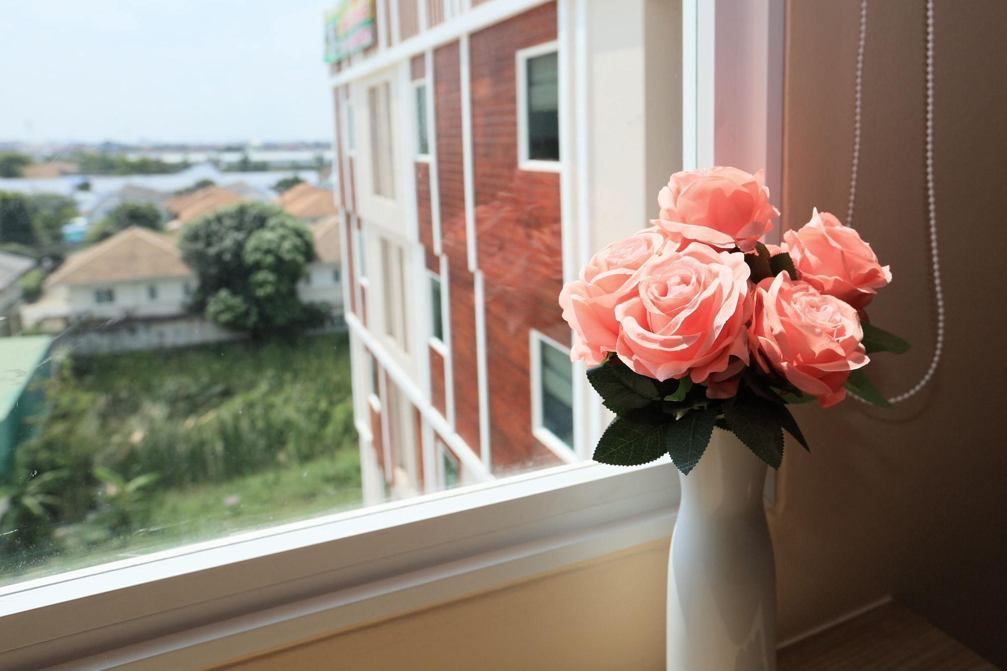 Triple Trees Hotel Патум Тани Екстериор снимка