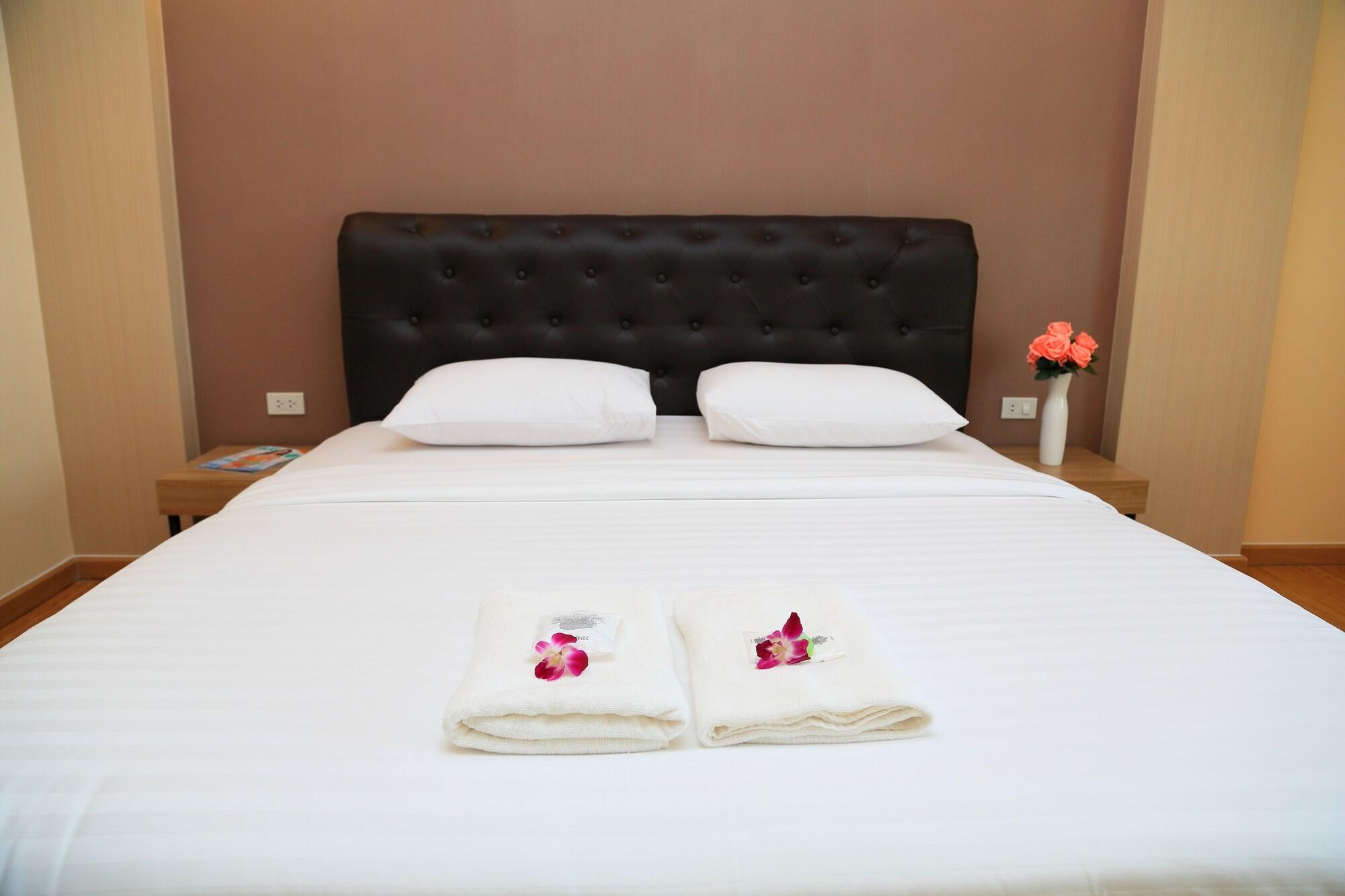 Triple Trees Hotel Патум Тани Екстериор снимка
