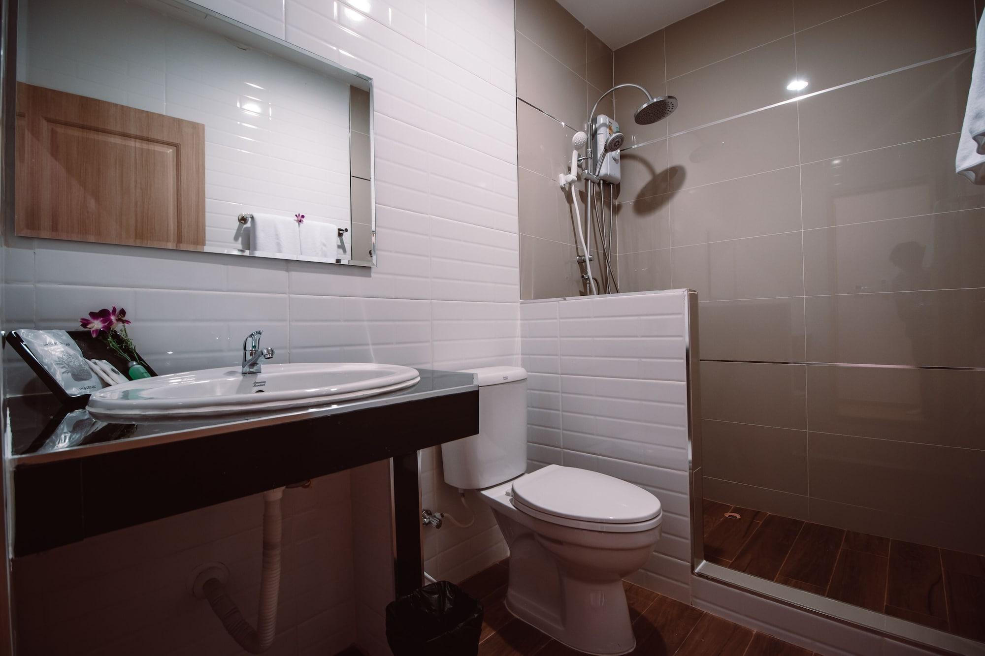 Triple Trees Hotel Патум Тани Екстериор снимка