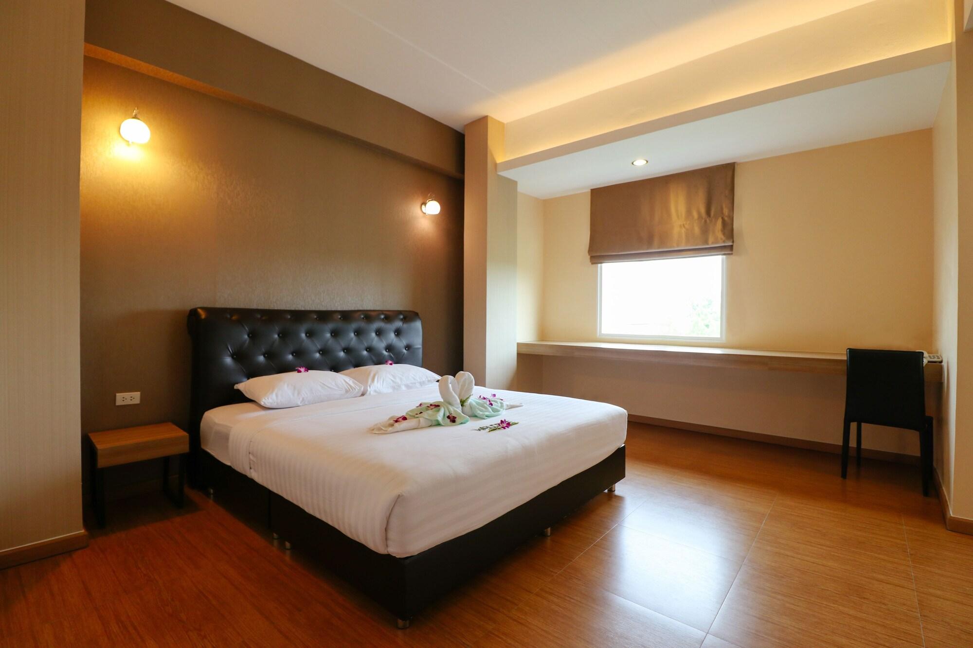 Triple Trees Hotel Патум Тани Екстериор снимка