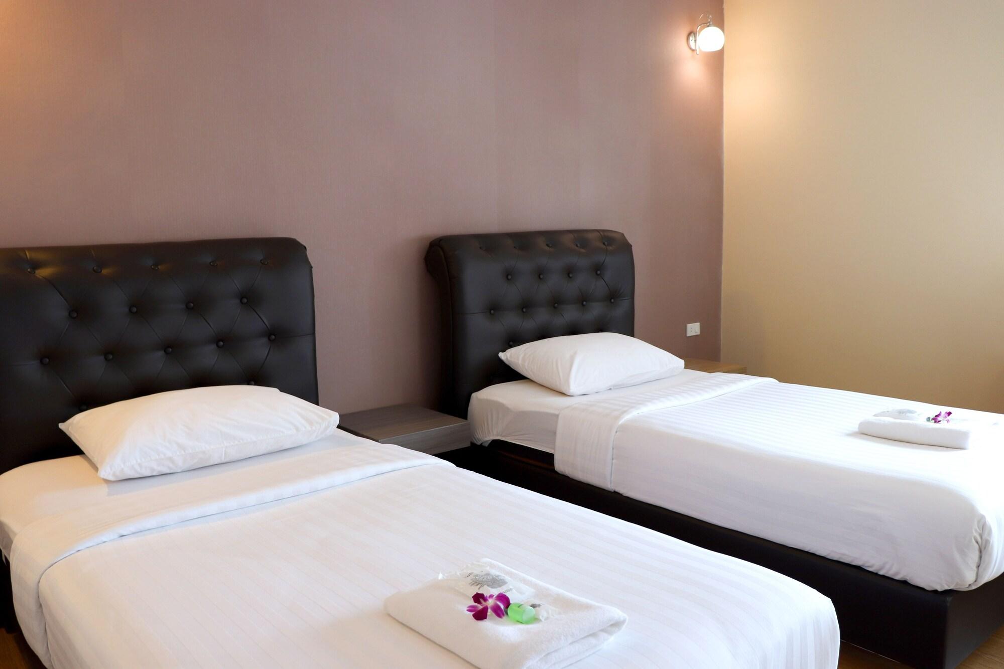 Triple Trees Hotel Патум Тани Екстериор снимка