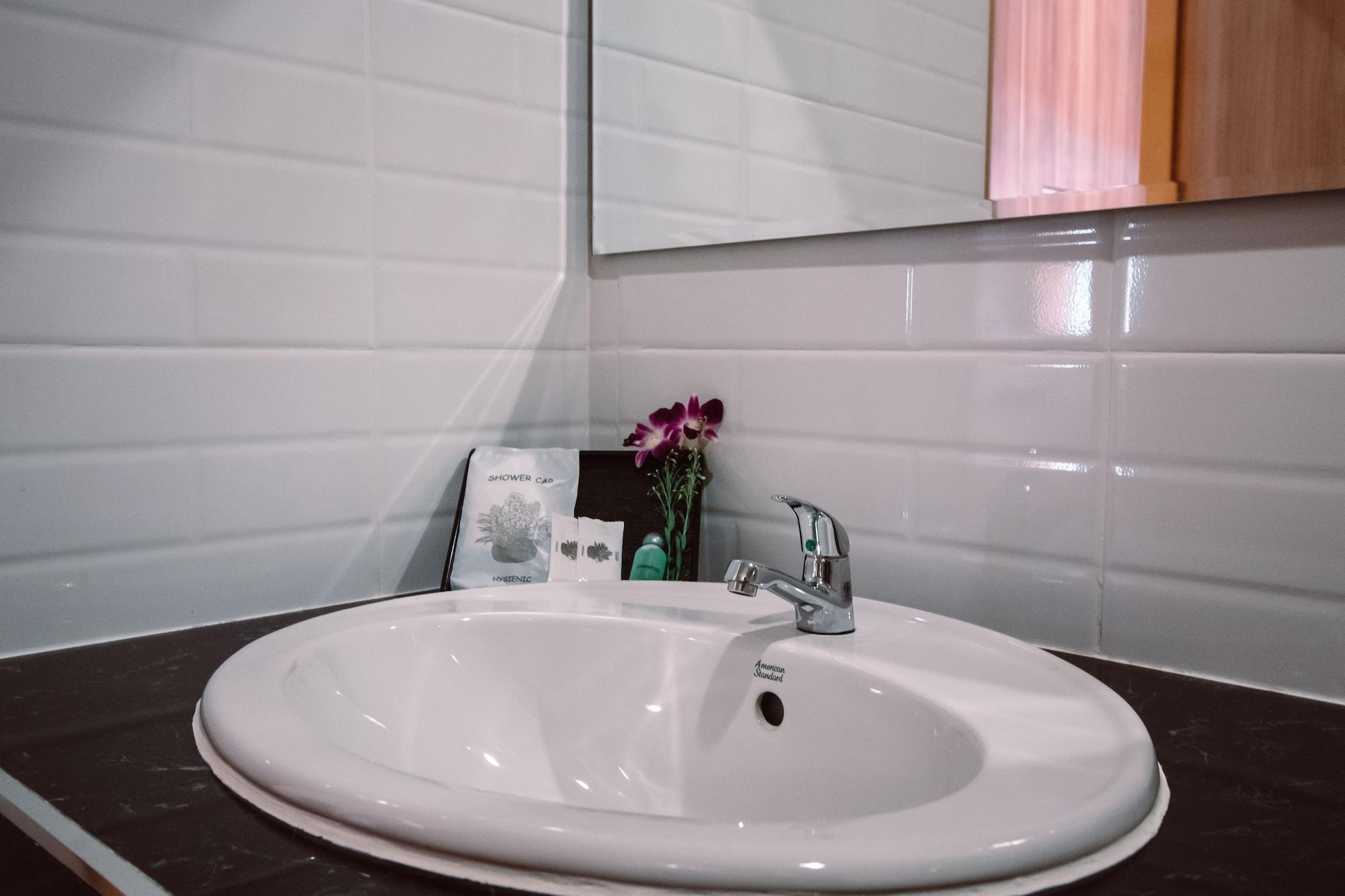 Triple Trees Hotel Патум Тани Екстериор снимка