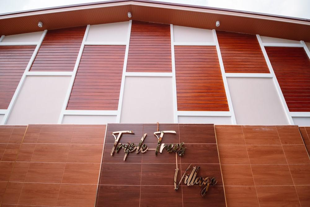 Triple Trees Hotel Патум Тани Екстериор снимка