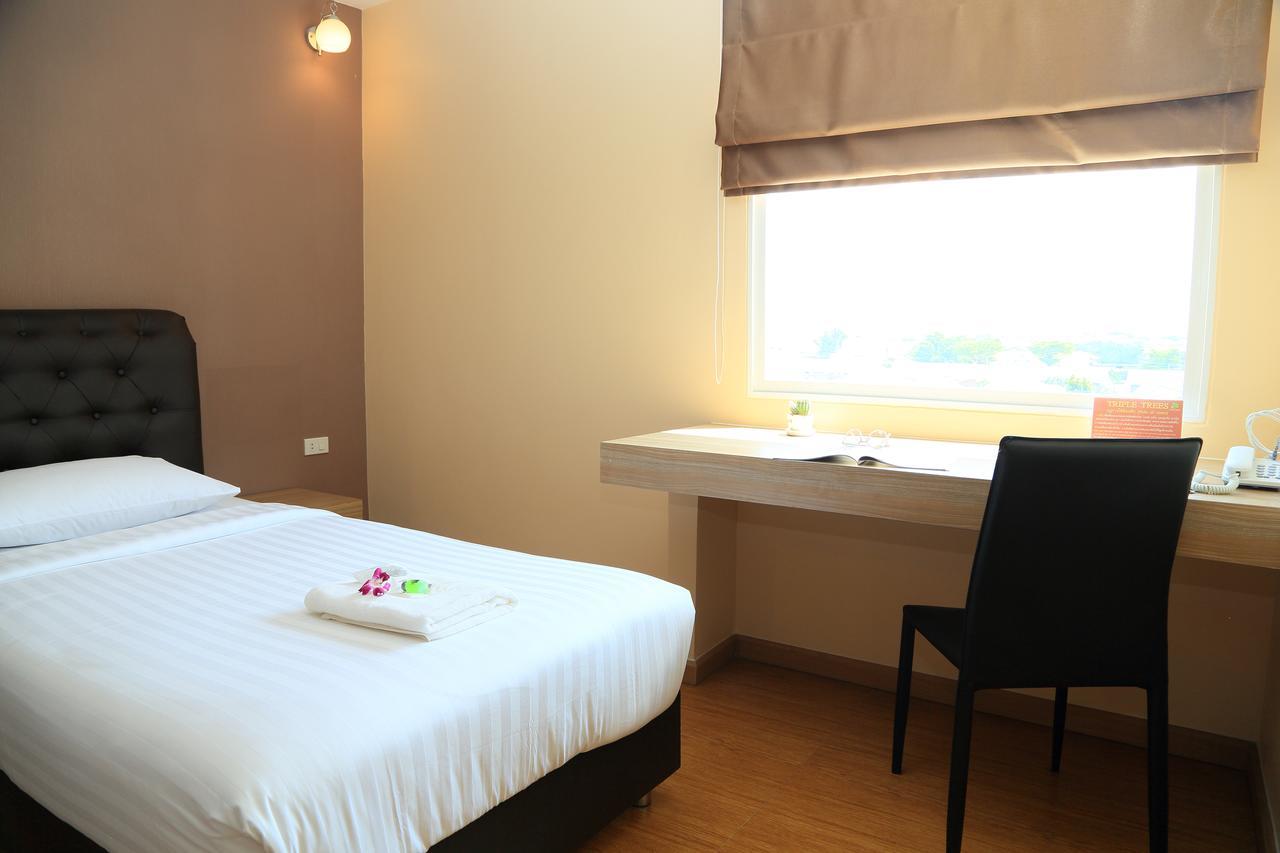 Triple Trees Hotel Патум Тани Екстериор снимка