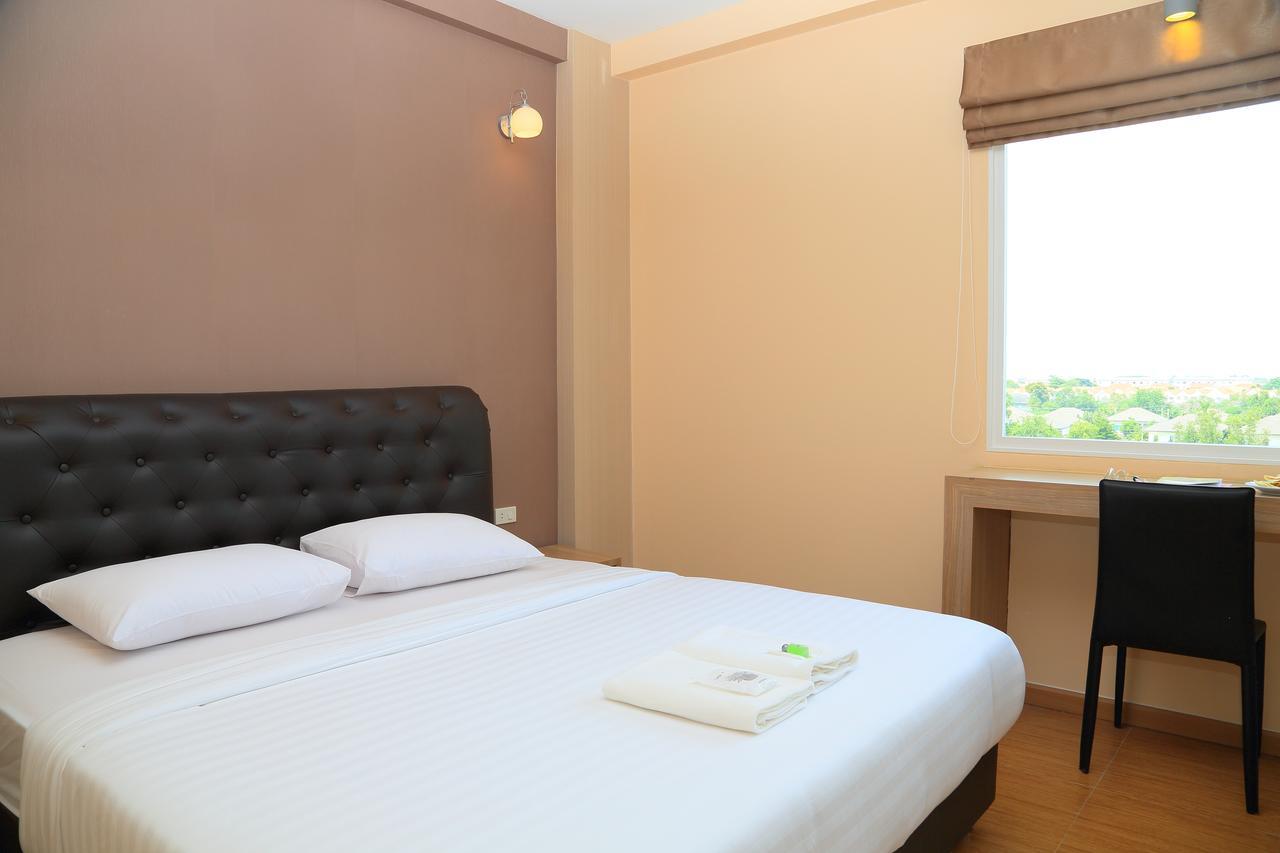 Triple Trees Hotel Патум Тани Екстериор снимка